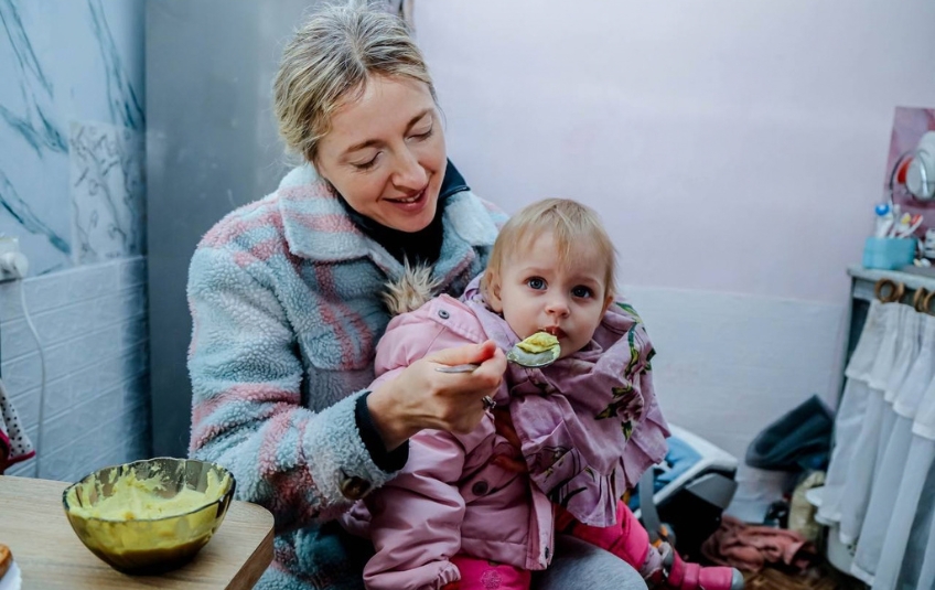 Ukrainian mother feeding 1-year-old daughter MannaPack weaning recipe